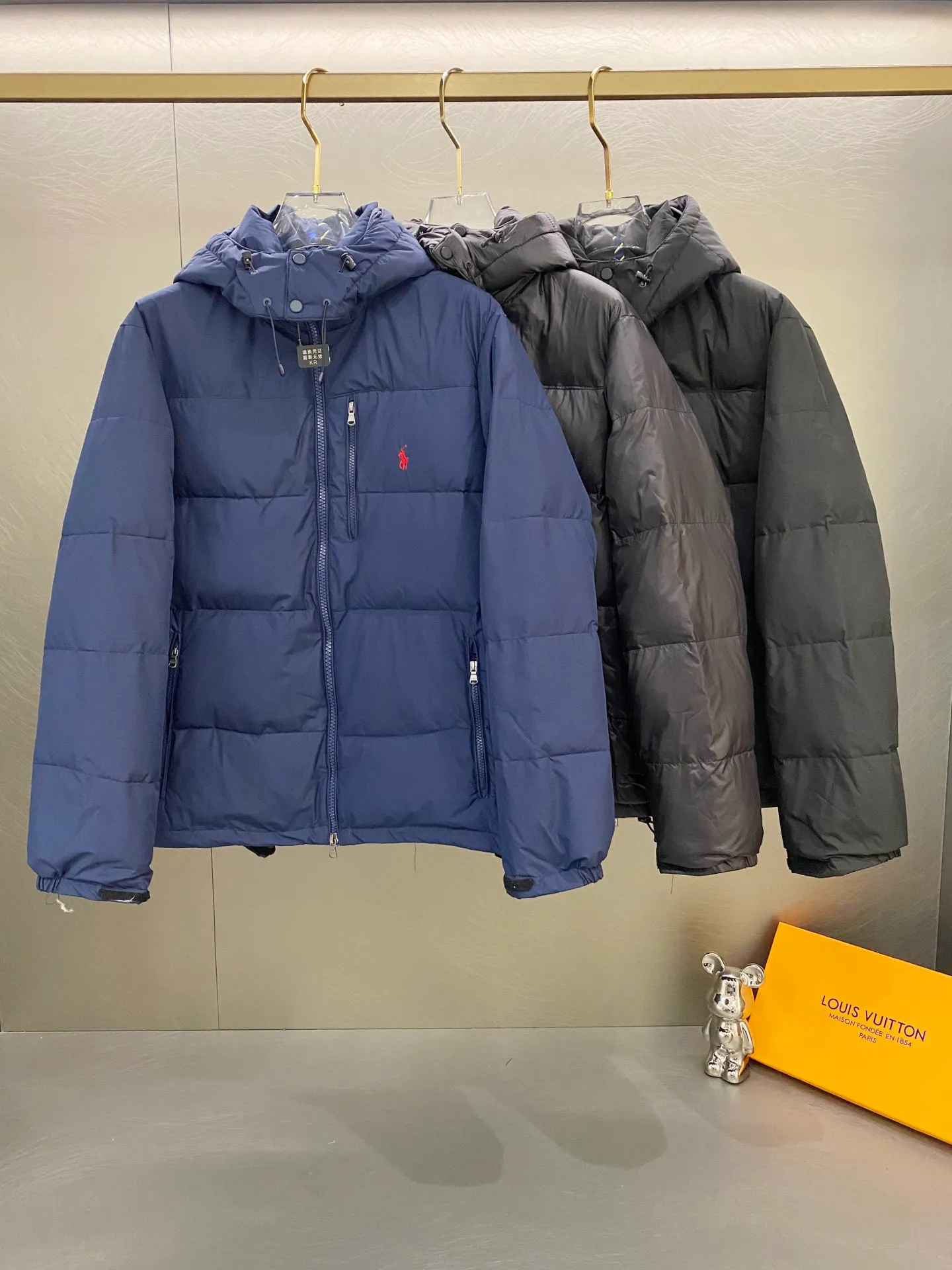 P700 Ralph Lauren/Ralph Lauren classic style winter new bright leather black down jacket jacket with removable hood extra thick plus velvet down jacket windproof and waterproof couple model [top version sold with anti-counterfeiting buckle] Purchase the original mold to create a full set of customized accessories Details determine success or failure 1. Imported barudan/Behringer embroidery machine customized 10,000-needle electric embroidery uses imported No. 7 needle imported embroidery thread to ensure that each word is full, three-dimensional and clear. It can be called the most expensive embroidery logo 2. It is filled with national standard 80 white duck down and has better thermal insulation performance. It is light and not heavy and has good fluff recovery after compression. 3. The inner lining is made of nylon and has a double-layer sealing design that will not cause any velvet leakage. The adjustable hem with a built-in drawstring buckle can prevent wind and cold. Ralph Lauren comes from the United States and has a strong American flavor. There are two brands under the name of Ralph Lauren: Poloby Ralph Lauren and Ralph Lauren has created a sales field of high-quality fashion in the world, and continues to promote the reputation of designer Ralph Lauren and the glorious image of the Ralph Lauren brand. Accessories: Original tag, washed label + electroplated YK zipper logo, the same style for both men and women, a must-have winter style. Color: bright black, matte black, navy blue, size: M~XXL